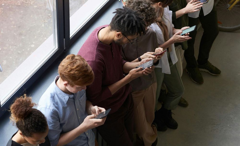 Entre las estrategias en Redes Sociales que están cambiando el panorama de consumo, destacan las recomendaciones directas o indirectas de conocidos; el contenido creativo que salga de la norma; los referidos por medio de canje y la colaboración de influencers o creadores de contenido.